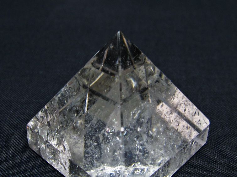 水晶 ピラミッド置物 虹入り 一点物 145-955