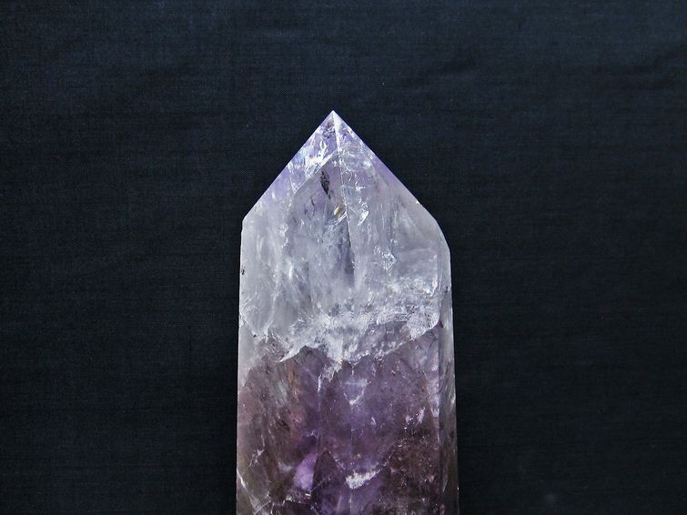 1Kg アメジスト 六角柱 アメシスト ポイント 置物 原石 虹入り ファントム 台座付属 一点物 152-2136