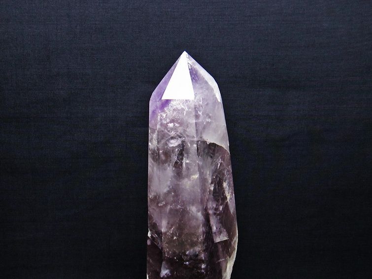 2.1Kg アメジスト 六角柱 アメシスト ポイント 置物 原石 ファントム 台座付属 一点物 162-369