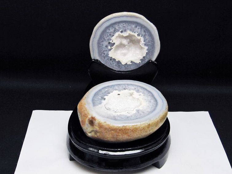 1.5Kg トレジャーメノウ 原石 置物 ジオード 風水 台座付属 一点物 175-1021