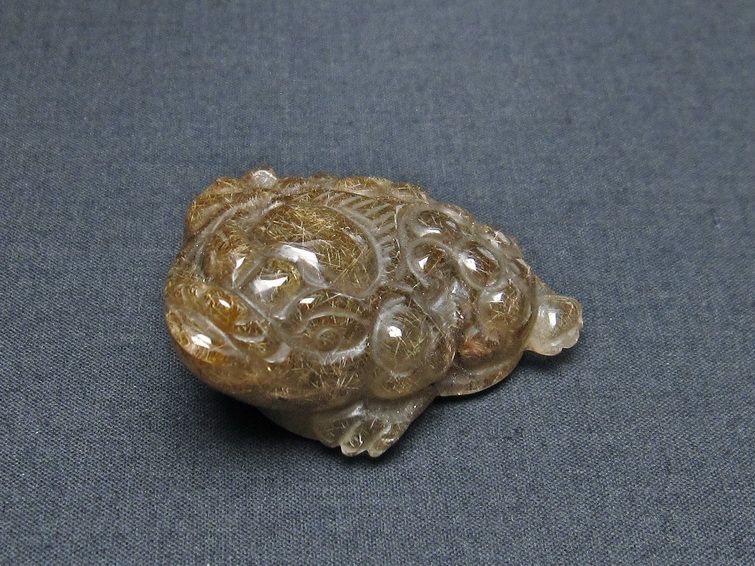 金針ルチル 金蟾 置物 手彫り 彫刻品 キンセン ルチルクォーツ 原石 一点物 144-101