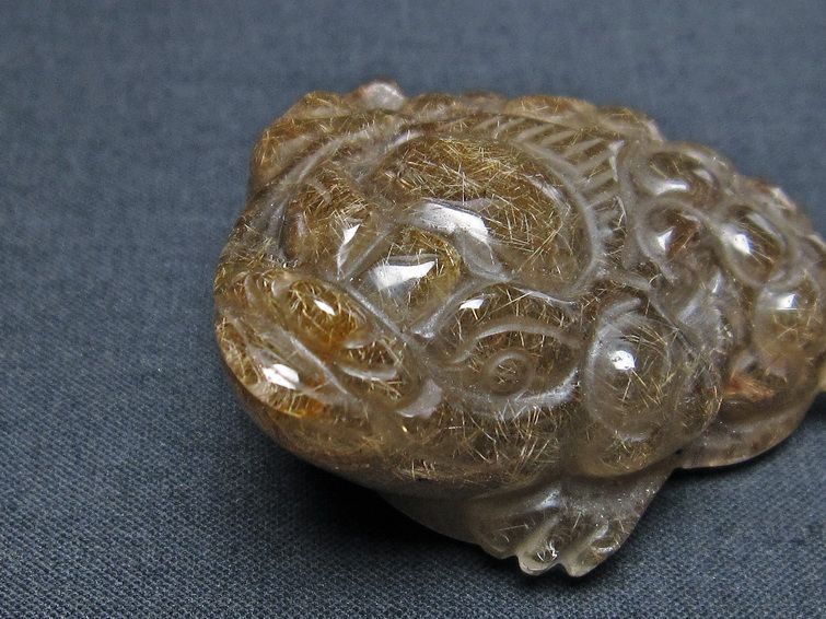 金針ルチル 金蟾 置物 手彫り 彫刻品 キンセン ルチルクォーツ 原石 一点物 144-101