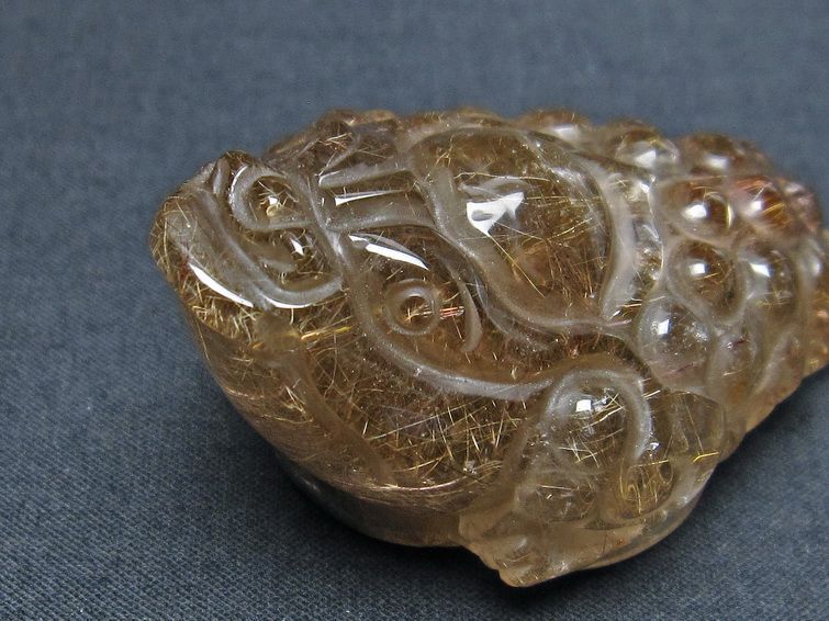 金針ルチル 金蟾 置物 手彫り 彫刻品 キンセン ルチルクォーツ 原石 一点物 144-102