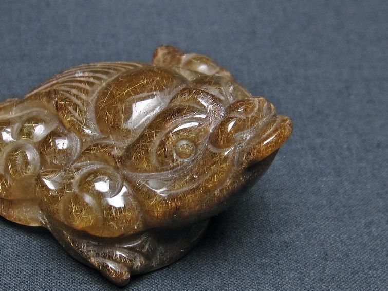 金針ルチル 金蟾 置物 手彫り 彫刻品 キンセン ルチルクォーツ 原石 一点物 144-103