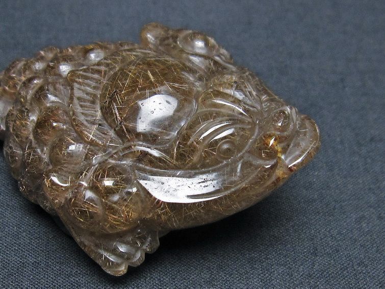 金針ルチル 金蟾 置物 手彫り 彫刻品 キンセン ルチルクォーツ 原石 一点物 144-104