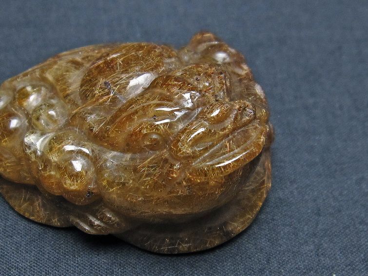 金針ルチル 金蟾 置物 手彫り 彫刻品 キンセン ルチルクォーツ 原石 一点物 144-105