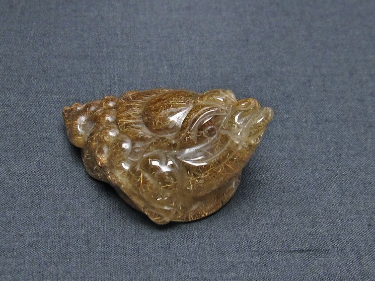 金針ルチル 金蟾 置物 手彫り 彫刻品 キンセン ルチルクォーツ 原石 一点物 144-106