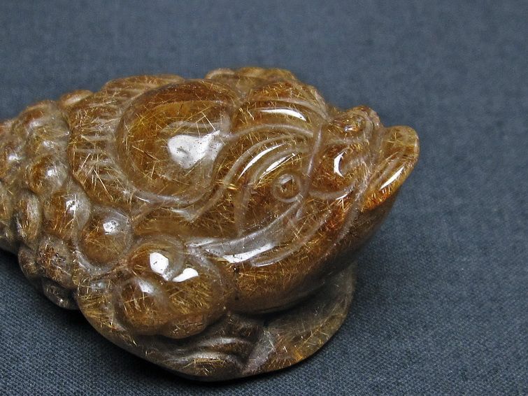 金針ルチル 金蟾 置物 手彫り 彫刻品 キンセン ルチルクォーツ 原石 一点物 144-107