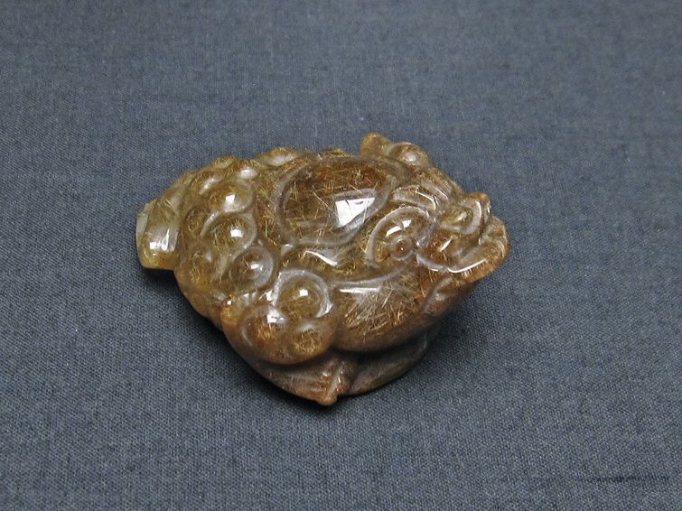 金針ルチル 金蟾 置物 手彫り 彫刻品 キンセン ルチルクォーツ 原石 一点物 144-108