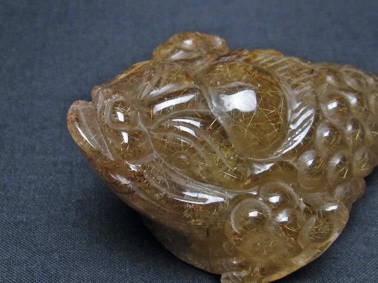 金針ルチル 金蟾 置物 手彫り 彫刻品 キンセン ルチルクォーツ 原石 一点物 144-111