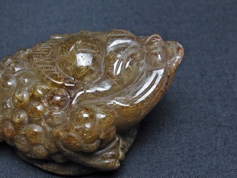 金針ルチル 金蟾 置物 手彫り 彫刻品 キンセン ルチルクォーツ 原石 一点物 144-111