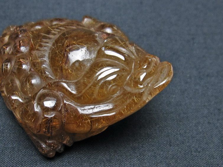 金針ルチル 金蟾 置物 手彫り 彫刻品 キンセン ルチルクォーツ 原石 一点物 144-115
