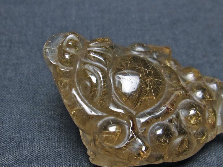 金針ルチル 金蟾 置物 手彫り 彫刻品 キンセン ルチルクォーツ 原石 一点物 144-32