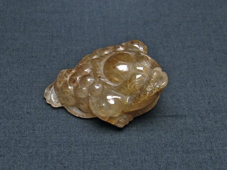 金針ルチル 金蟾 置物 手彫り 彫刻品 キンセン ルチルクォーツ 原石 一点物 144-40