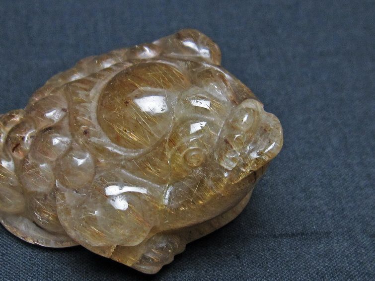 金針ルチル 金蟾 置物 手彫り 彫刻品 キンセン ルチルクォーツ 原石 一点物 144-40