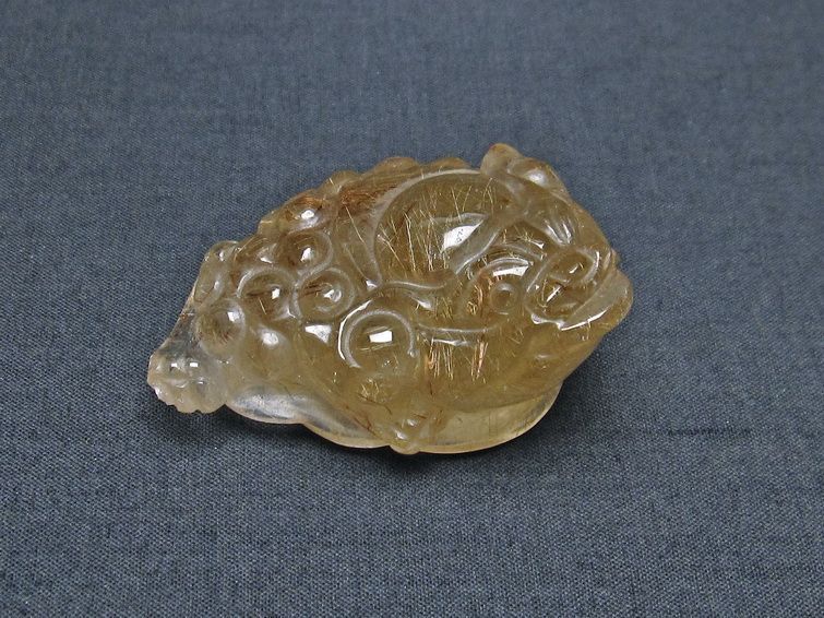 金針ルチル 金蟾 置物 手彫り 彫刻品 キンセン ルチルクォーツ 原石 一点物 144-41