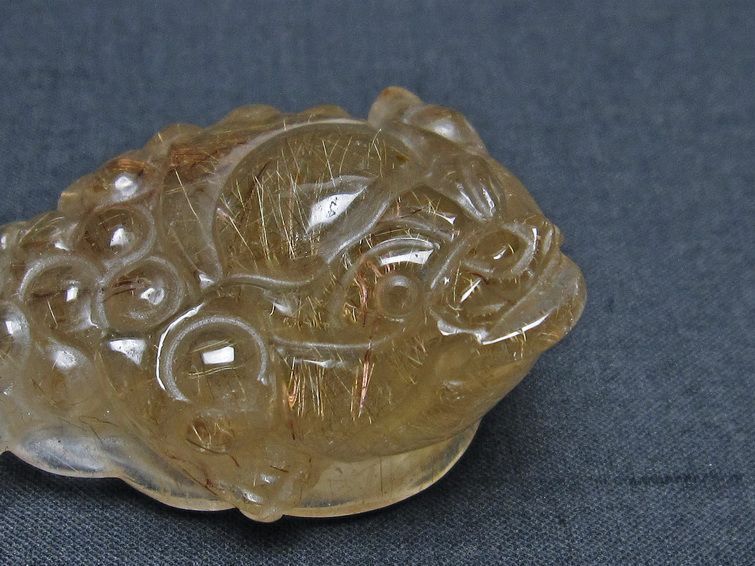 金針ルチル 金蟾 置物 手彫り 彫刻品 キンセン ルチルクォーツ 原石 一点物 144-41