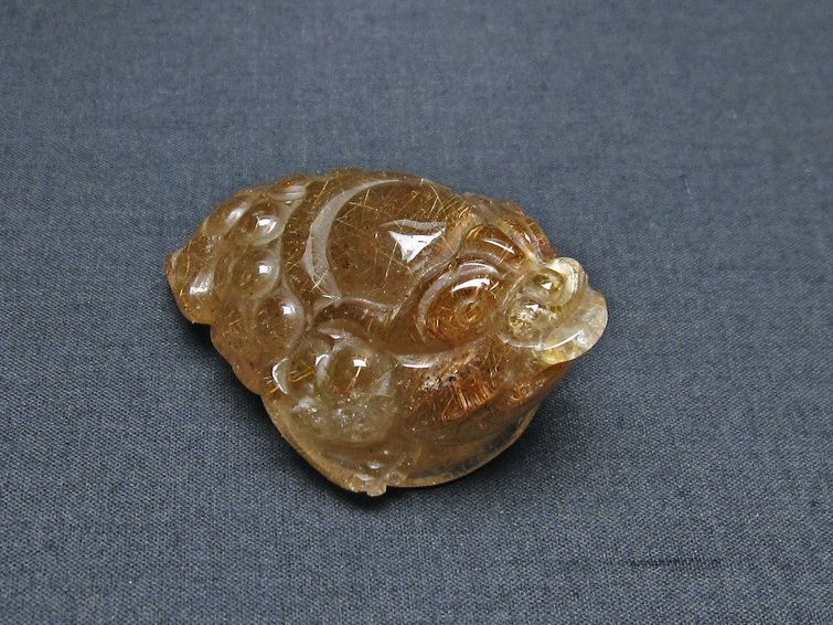 金針ルチル 金蟾 置物 手彫り 彫刻品 キンセン ルチルクォーツ 原石 一点物 144-42