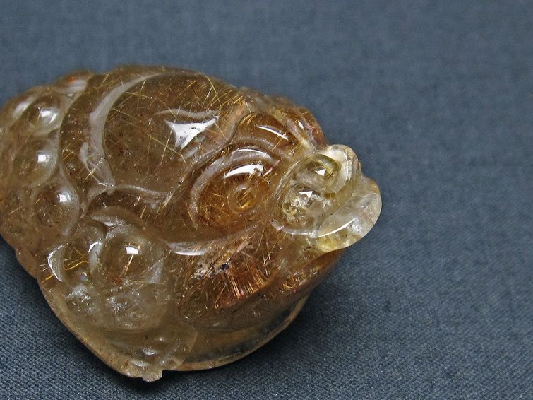 金針ルチル 金蟾 置物 手彫り 彫刻品 キンセン ルチルクォーツ 原石 一点物 144-42