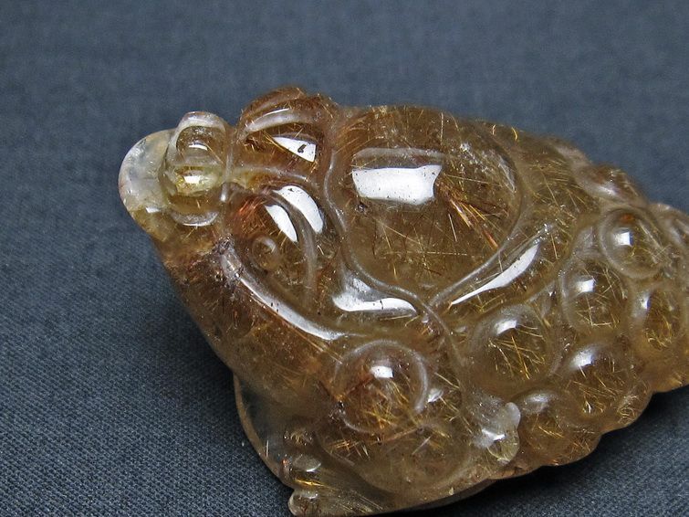 金針ルチル 金蟾 置物 手彫り 彫刻品 キンセン ルチルクォーツ 原石 一点物 144-42