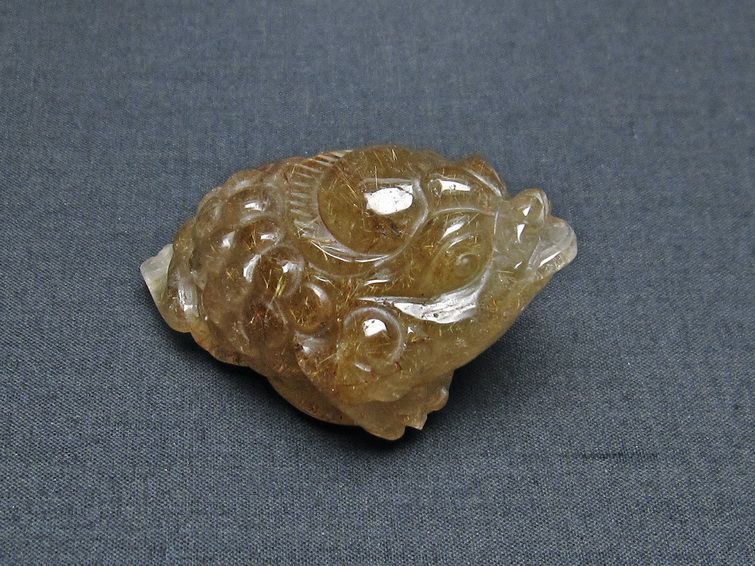 金針ルチル 金蟾 置物 手彫り 彫刻品 キンセン ルチルクォーツ 原石 一点物 144-48