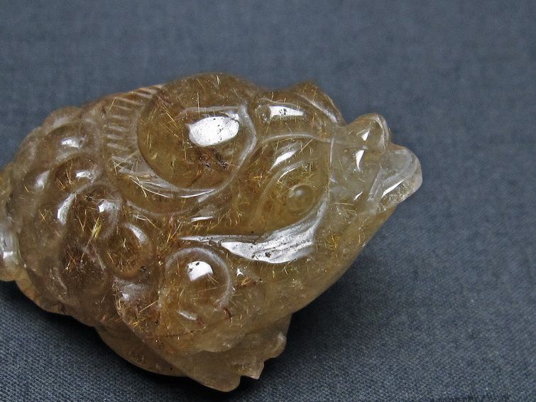 金針ルチル 金蟾 置物 手彫り 彫刻品 キンセン ルチルクォーツ 原石 一点物 144-48