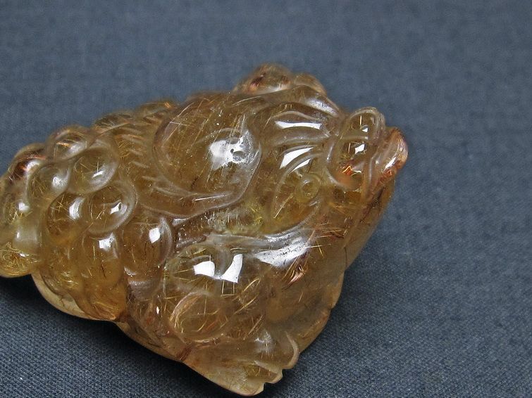 金針ルチル 金蟾 置物 手彫り 彫刻品 キンセン ルチルクォーツ 原石 一点物 144-51