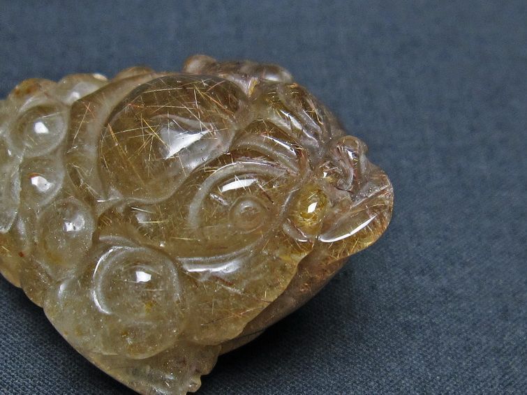 金針ルチル 金蟾 置物 手彫り 彫刻品 キンセン ルチルクォーツ 原石 一点物 144-53