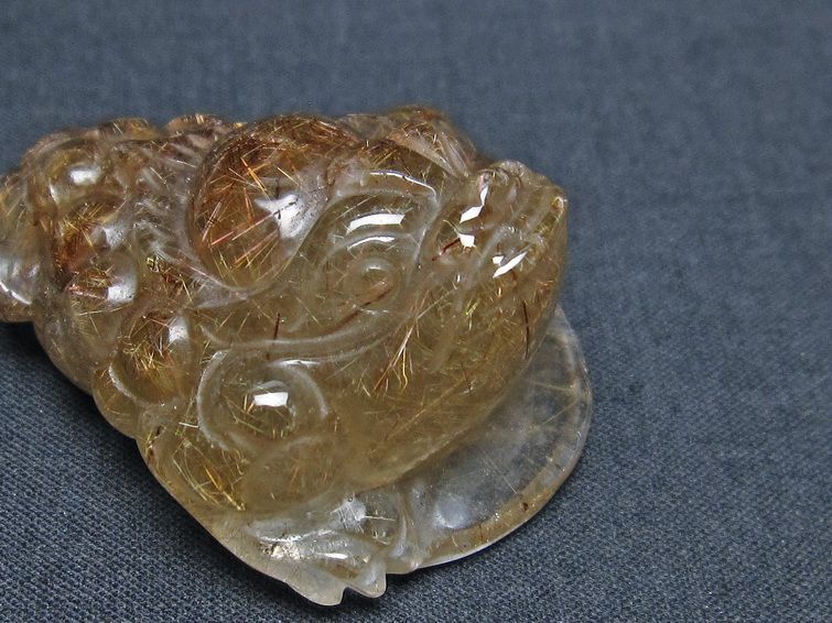 金針ルチル 金蟾 置物 手彫り 彫刻品 キンセン ルチルクォーツ 原石 一点物 144-54