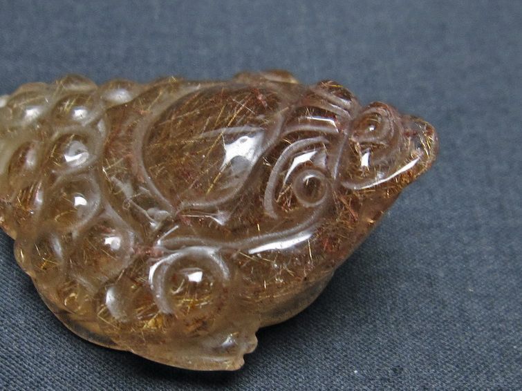 ルチルクォーツ 金蟾 置物 手彫り 彫刻品 キンセン ルチル 原石 一点物 144-66