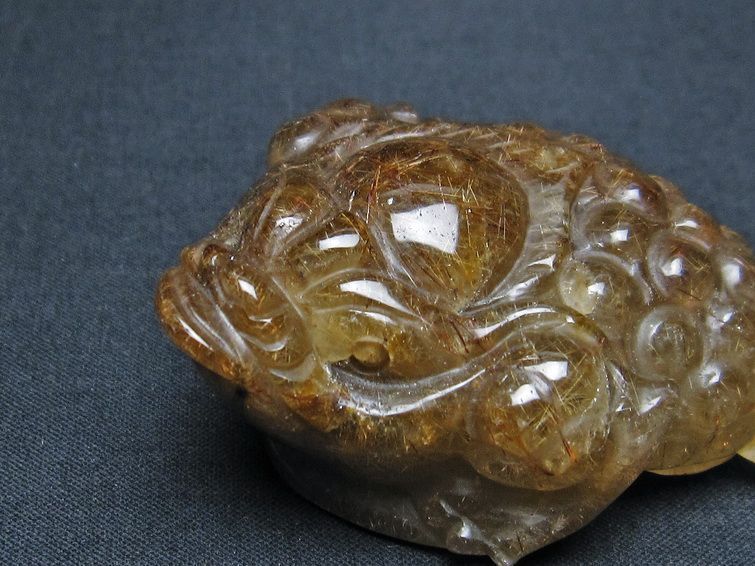 金針ルチル 金蟾 置物 手彫り 彫刻品 キンセン ルチルクォーツ 原石 一点物 144-71