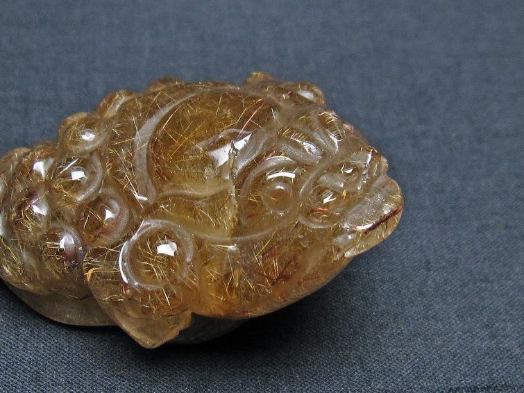 金針ルチル 金蟾 置物 手彫り 彫刻品 キンセン ルチルクォーツ 原石 一点物 144-76