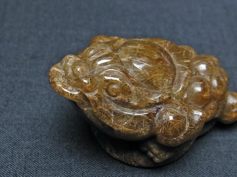金針ルチル 金蟾 置物 手彫り 彫刻品 キンセン ルチルクォーツ 原石 一点物 144-81