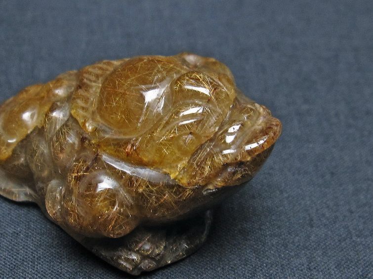 金針ルチル 金蟾 置物 手彫り 彫刻品 キンセン ルチルクォーツ 原石 一点物 144-83