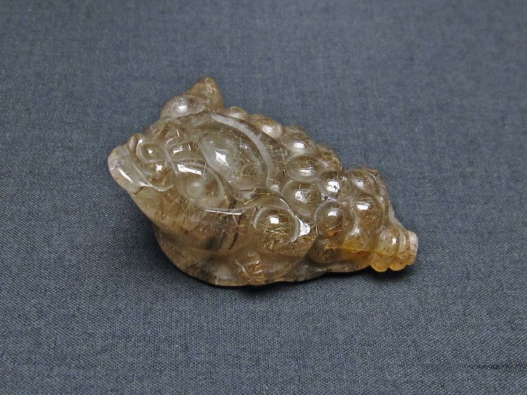 金針ルチル 金蟾 置物 手彫り 彫刻品 キンセン ルチルクォーツ 原石 一点物 144-86