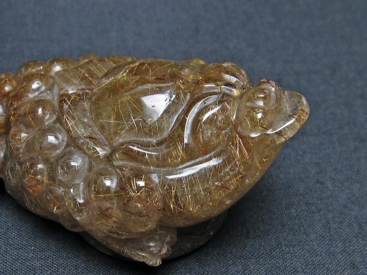 金針ルチル 金蟾 置物 手彫り 彫刻品 キンセン ルチルクォーツ 原石 一点物 144-90