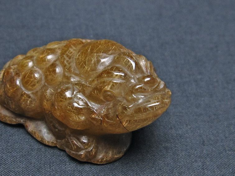 金針ルチル 金蟾 置物 手彫り 彫刻品 キンセン ルチルクォーツ 原石 一点物 144-94