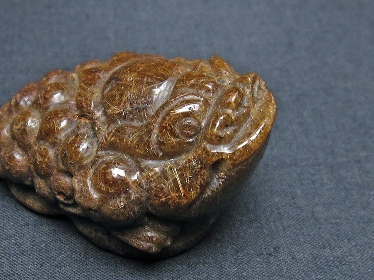 金針ルチル 金蟾 置物 手彫り 彫刻品 キンセン ルチルクォーツ 原石 一点物 144-95