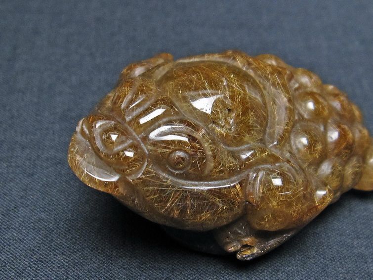 金針ルチル 金蟾 置物 手彫り 彫刻品 キンセン ルチルクォーツ 原石 一点物 144-96