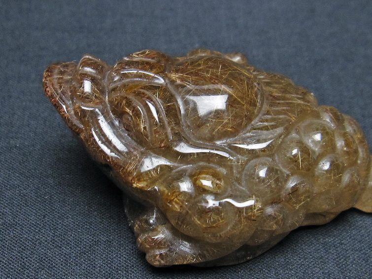 金針ルチル 金蟾 置物 手彫り 彫刻品 キンセン ルチルクォーツ 原石 一点物 144-98