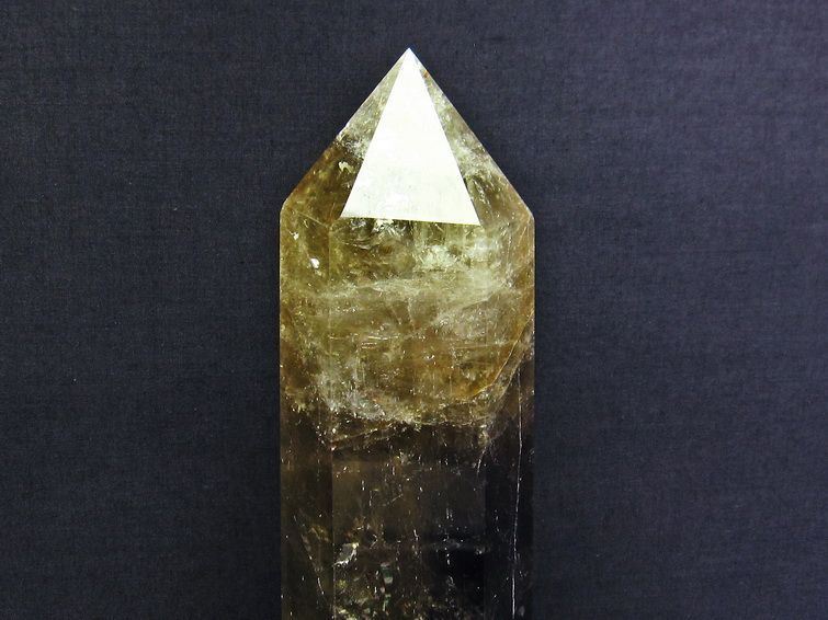 1.3Kg シトリン 六角柱 台座付属 虹入り 一点物 152-1756