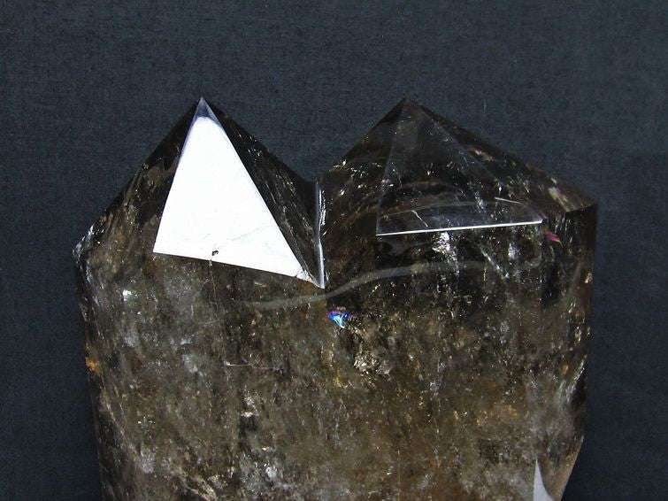 スモーキークォーツ 煙水晶 六角柱 ダブルポイント 虹入り 4.4Kg 台座付属 一点物 162-102