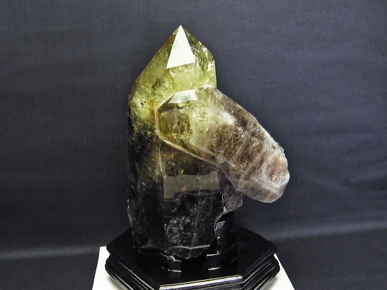 6.7Kg シトリン 六角柱 台座付属 虹入り 一点物 162-364
