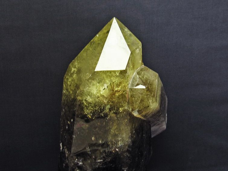 6.7Kg シトリン 六角柱 台座付属 虹入り 一点物 162-364