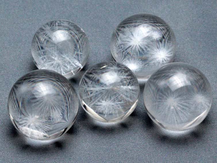 水晶 丸玉 16mm~22mm 観賞用台座付き スフィア 水晶玉 レーザー彫刻入り ランダム発送 741-3