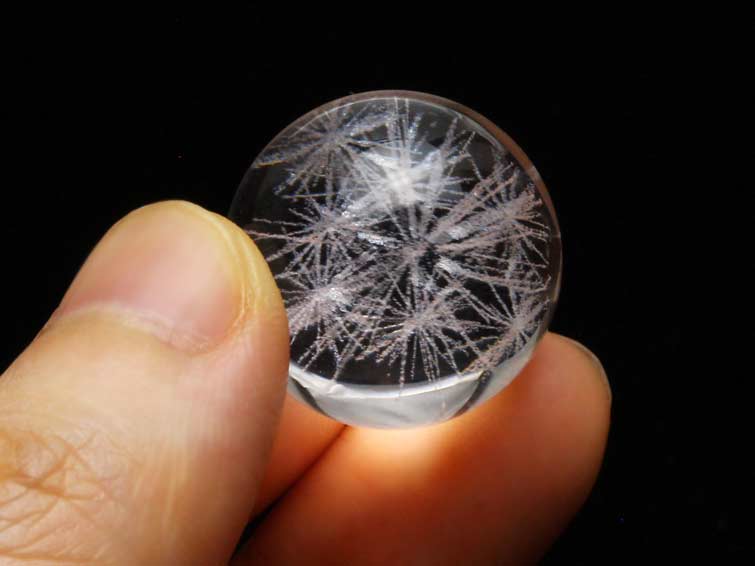 水晶 丸玉 16mm~22mm 観賞用台座付き スフィア 水晶玉 レーザー彫刻入り ランダム発送 741-3