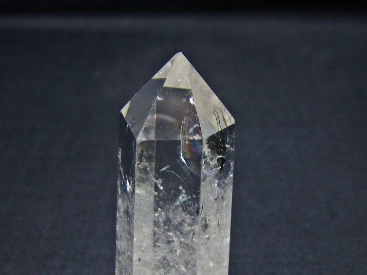 水晶 六角柱 虹入り ポイント 置物 一点物 142-11002