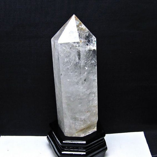 1.8Kg 水晶 六角柱 水晶 ポイント 原石 置物 虹入り 台座付属 一点物 152-4744
