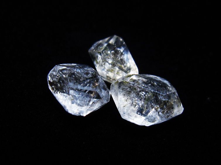 オイルインクォーツ 原石 石油入り 水晶 171-5201