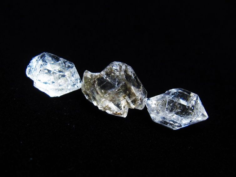 オイルインクォーツ 原石 石油入り 水晶 171-5207